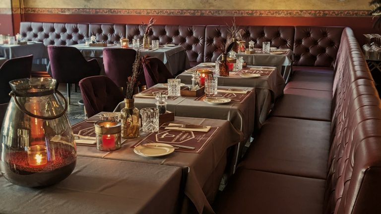 Restaurant mit Lederbänken und gedeckten Tischen
