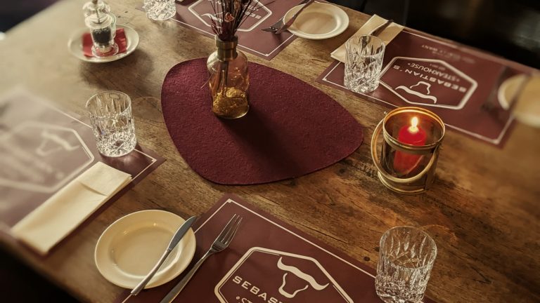 Gedeckter Tisch von oben